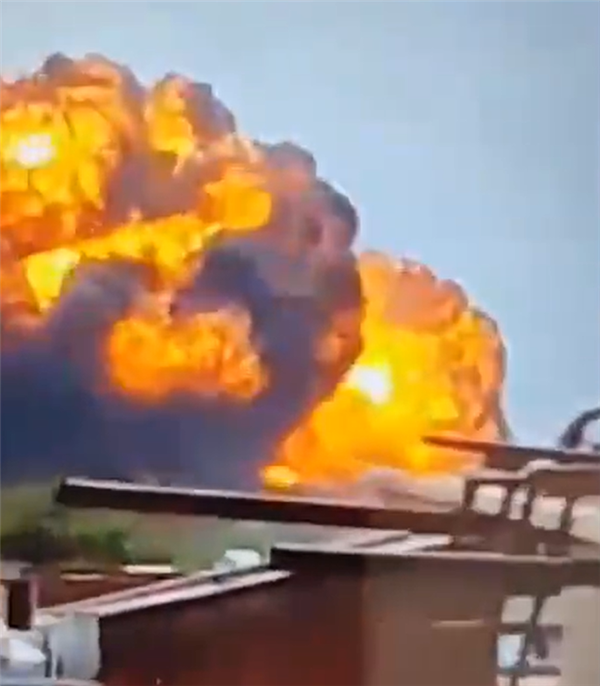 秒坠毁：航空专家推测三种可能什么原因导致印度客机起飞30(图2)