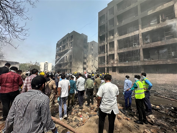 秒坠毁：航空专家推测三种可能什么原因导致